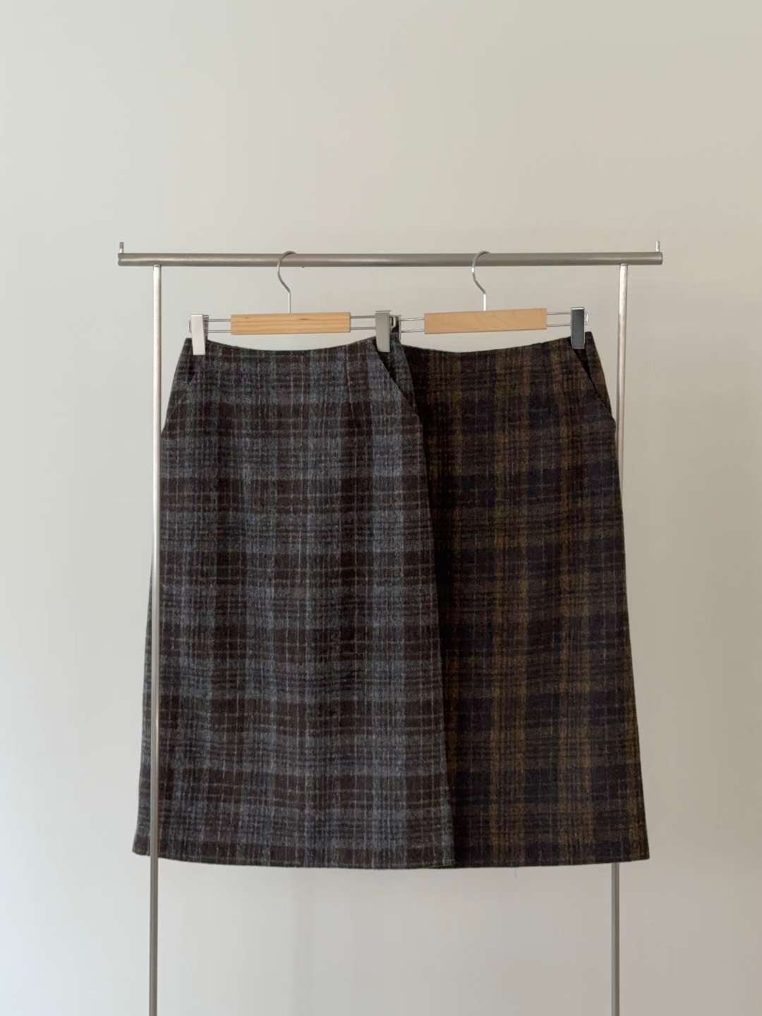 #228N682 長久陪伴，經典質感毛呢格子直半長裙