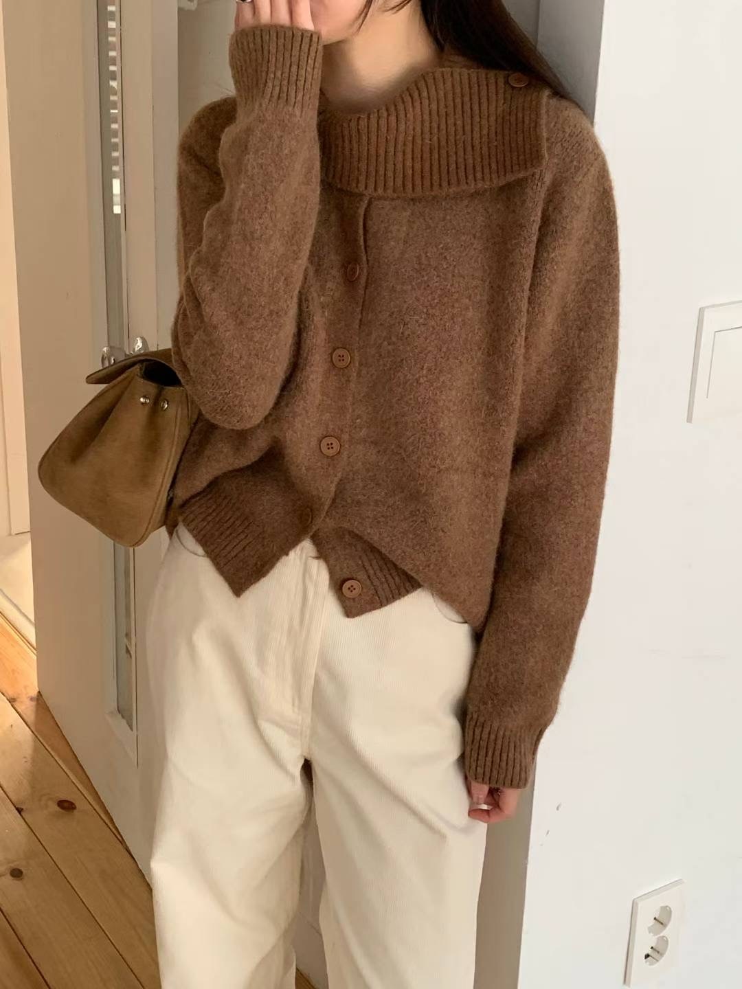 #228N687 優雅設計，圍巾感領口針織上衣