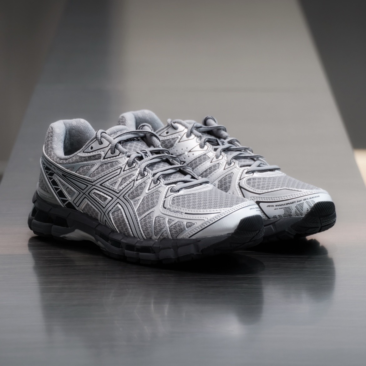 【代購】ASICS GEL-KAYANO 20 跑步鞋｜銀色配色｜耐磨透氣 × 穩定支撐｜低筒運動鞋｜男女同款