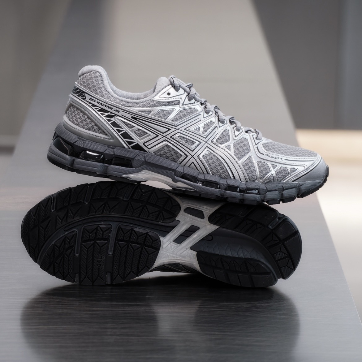 【代購】ASICS GEL-KAYANO 20 跑步鞋｜銀色配色｜耐磨透氣 × 穩定支撐｜低筒運動鞋｜男女同款