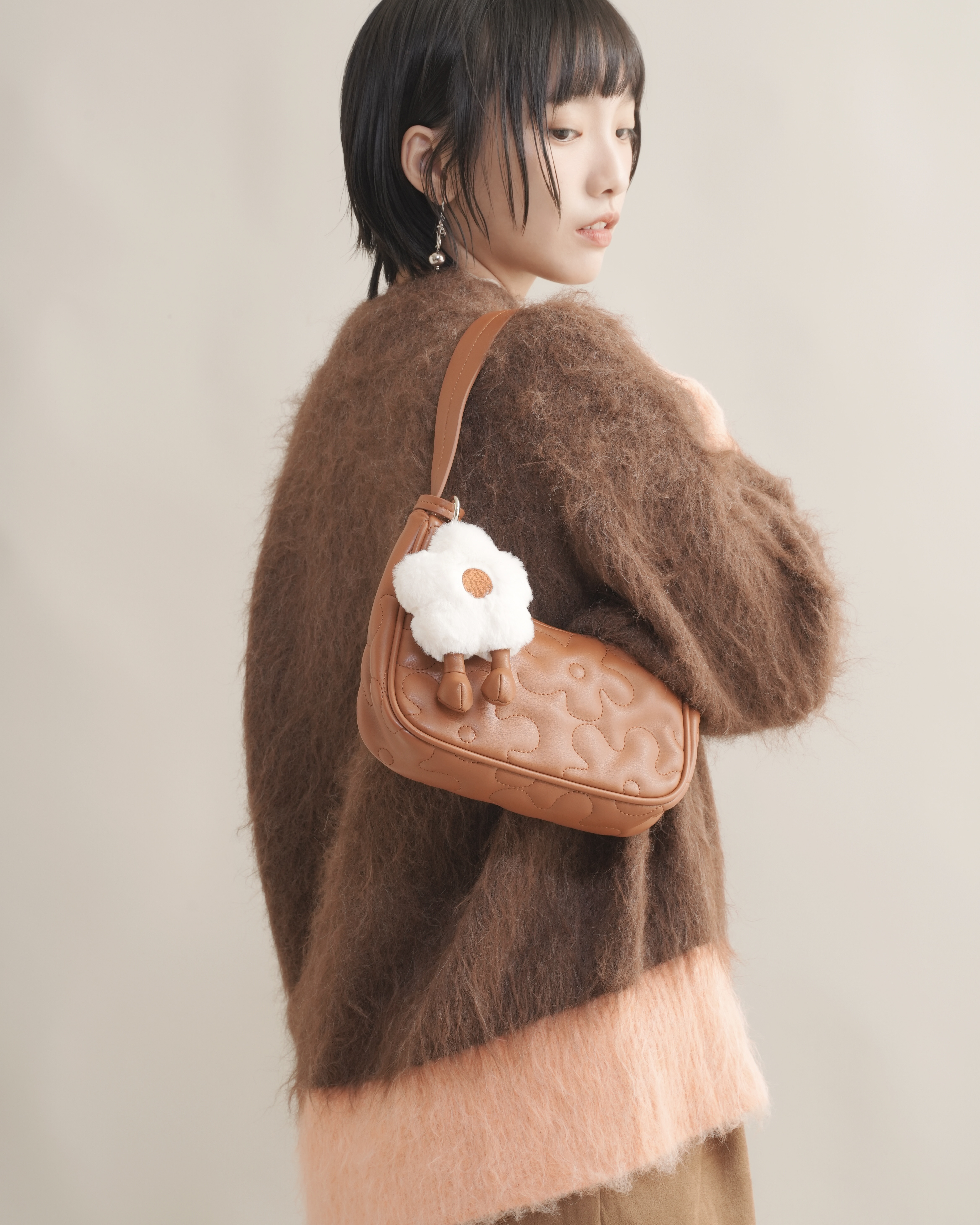 FQ421 超可愛花花肩背包 - 2 colors (附娃娃吊飾)