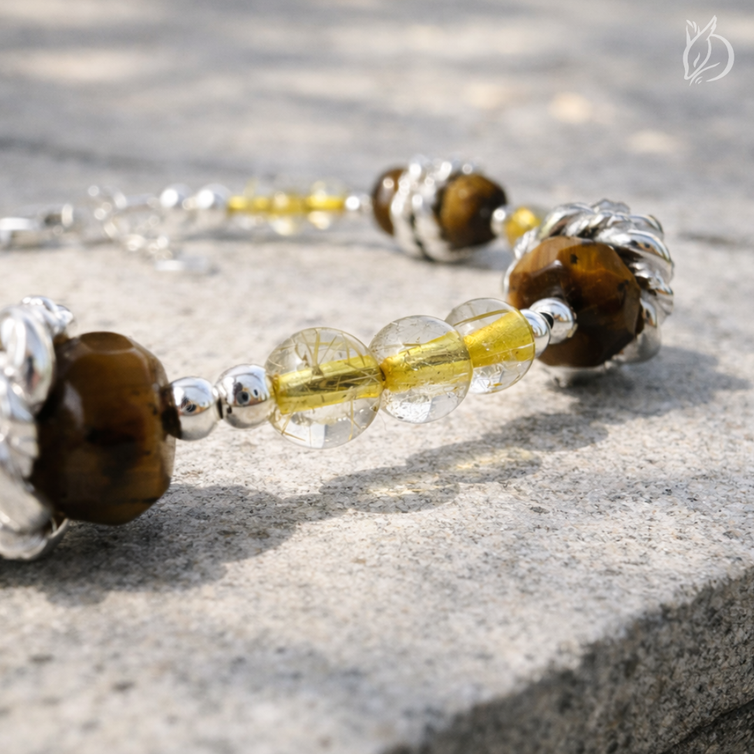 「絕塵・丑牛」以金髮晶的聚光能量與黃虎眼的務實執行力，為你打造職場聚光燈。