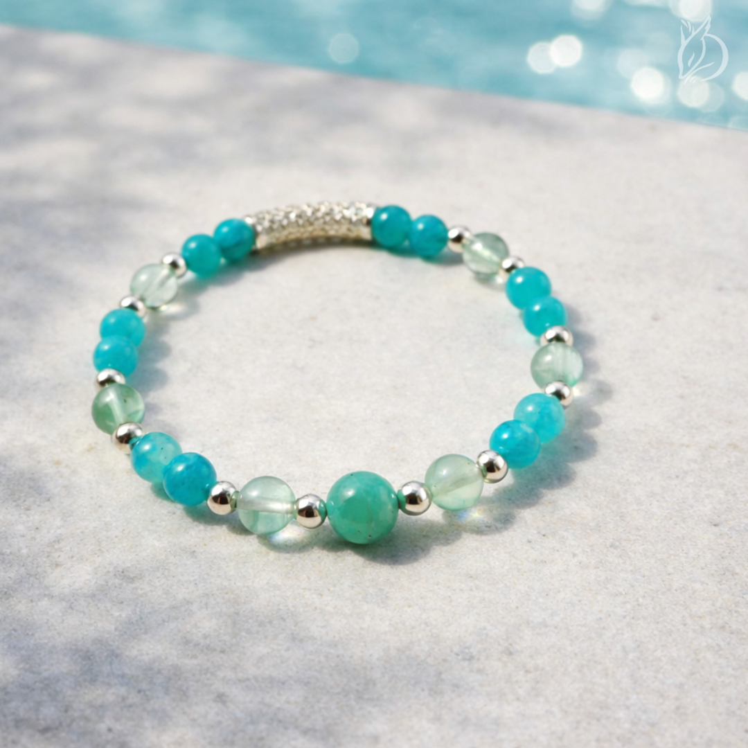 「絕塵・卯兔」以天河石的希望勇氣與藍螢石的專注條理，助你告別優柔寡斷、說出真心話，做出對的選擇。