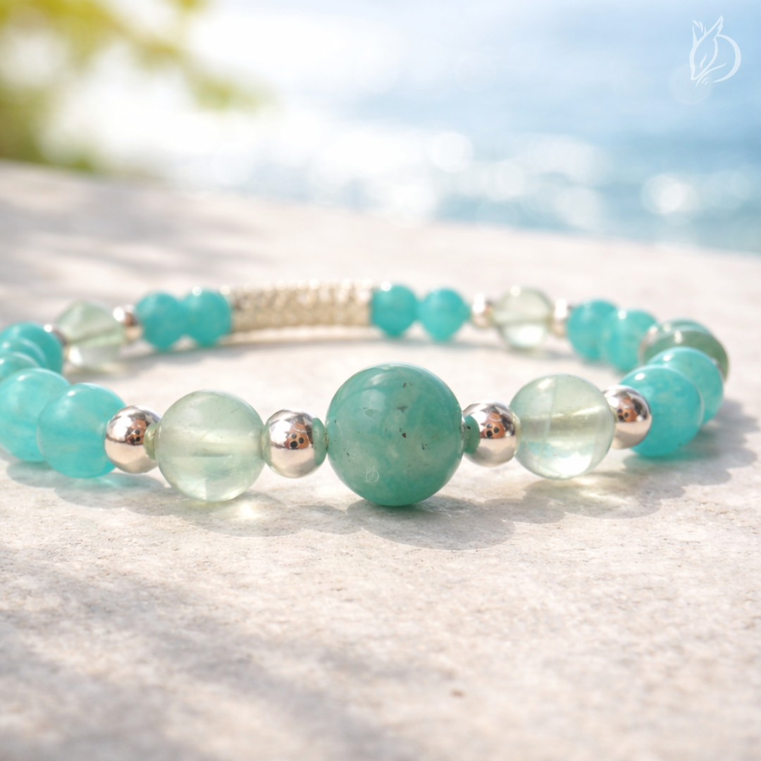 「絕塵・卯兔」以天河石的希望勇氣與藍螢石的專注條理，助你告別優柔寡斷、說出真心話，做出對的選擇。