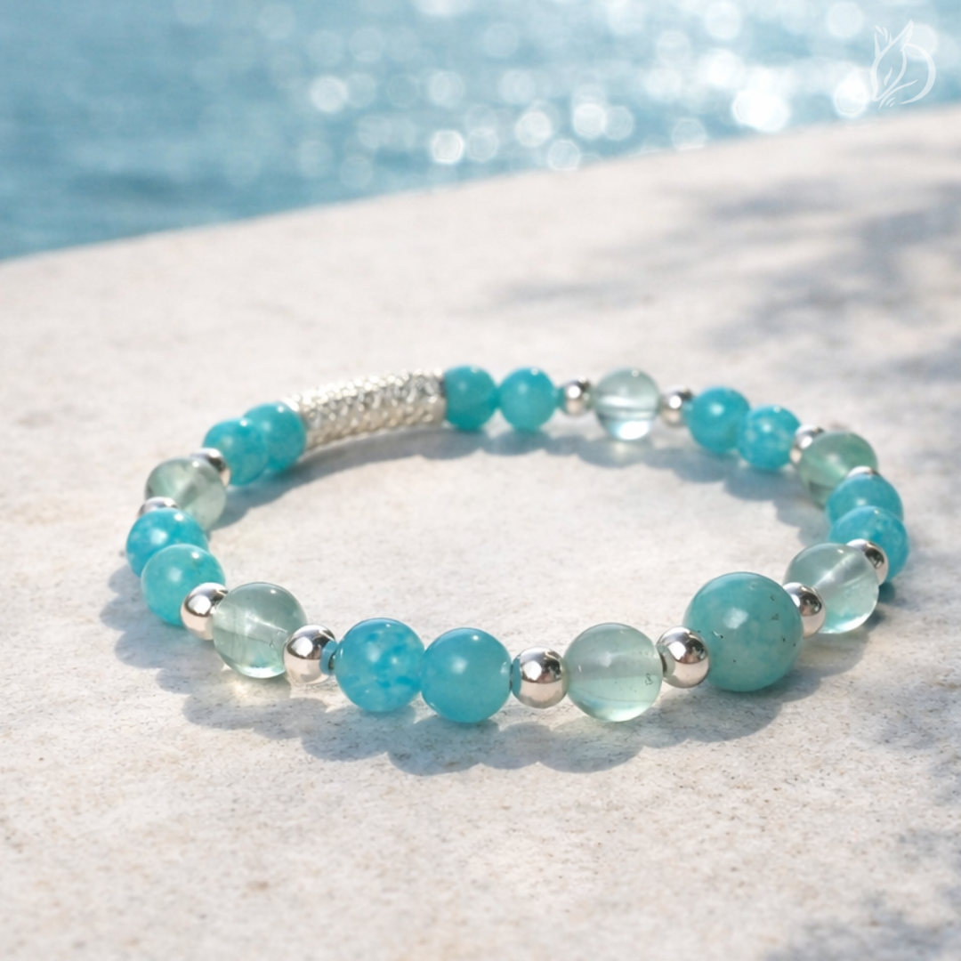 「絕塵・卯兔」以天河石的希望勇氣與藍螢石的專注條理，助你告別優柔寡斷、說出真心話，做出對的選擇。