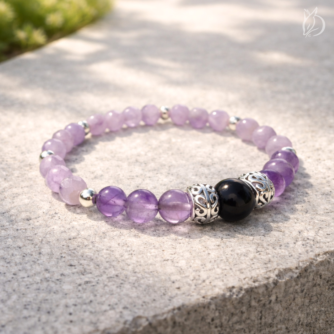 「引韁・子鼠」以黑碧璽的厚實防護搭配紫水晶的冷靜智慧，打造隨身靜謐堡壘，助你強力擋掉負面雜訊，讓過熱的思緒降溫，找回內心的安定與界線。