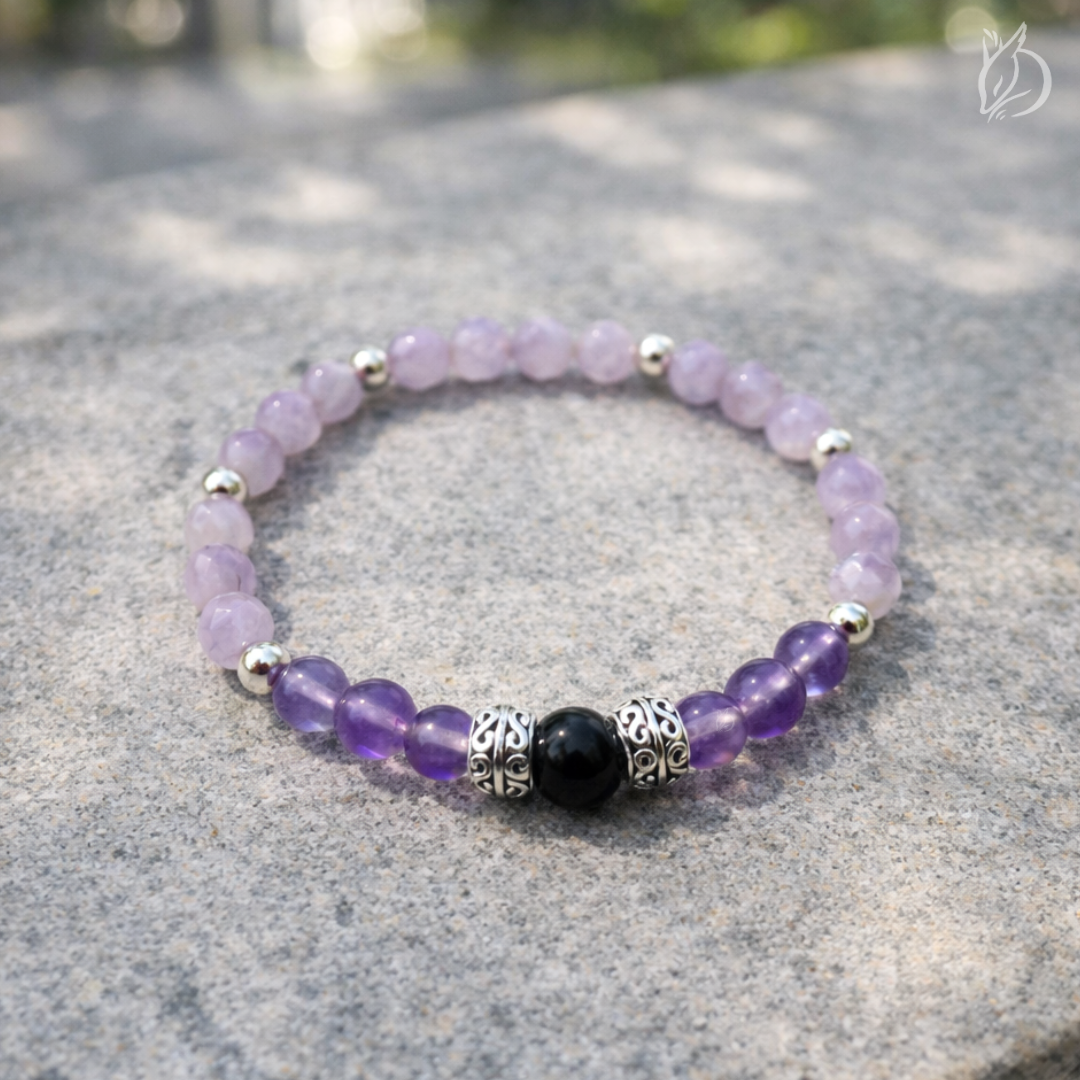 「引韁・子鼠」以黑碧璽的厚實防護搭配紫水晶的冷靜智慧，打造隨身靜謐堡壘，助你強力擋掉負面雜訊，讓過熱的思緒降溫，找回內心的安定與界線。