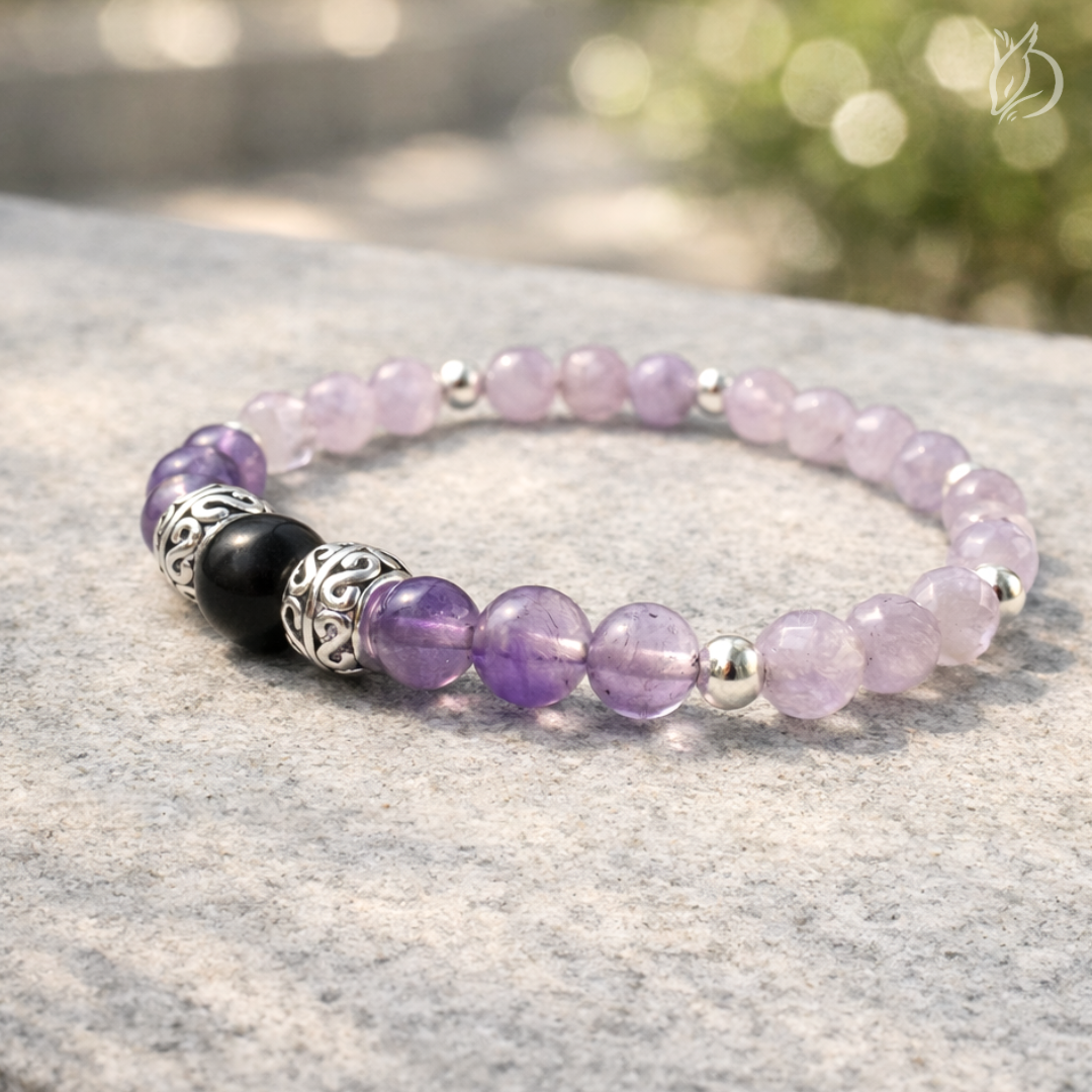 「引韁・子鼠」以黑碧璽的厚實防護搭配紫水晶的冷靜智慧，打造隨身靜謐堡壘，助你強力擋掉負面雜訊，讓過熱的思緒降溫，找回內心的安定與界線。