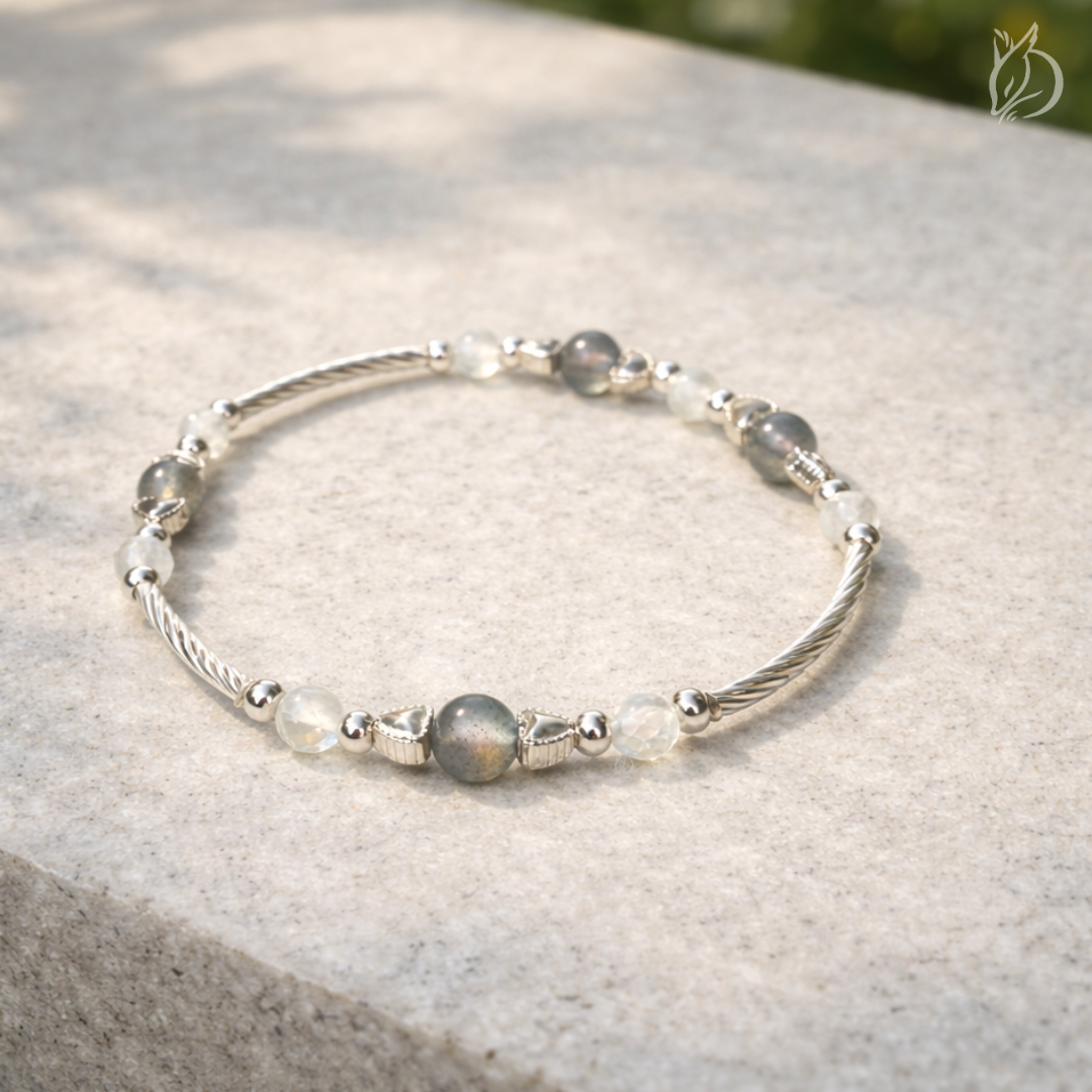 「引韁・寅虎」結合拉長石的靈魂洞察與月光石的溫柔修復。