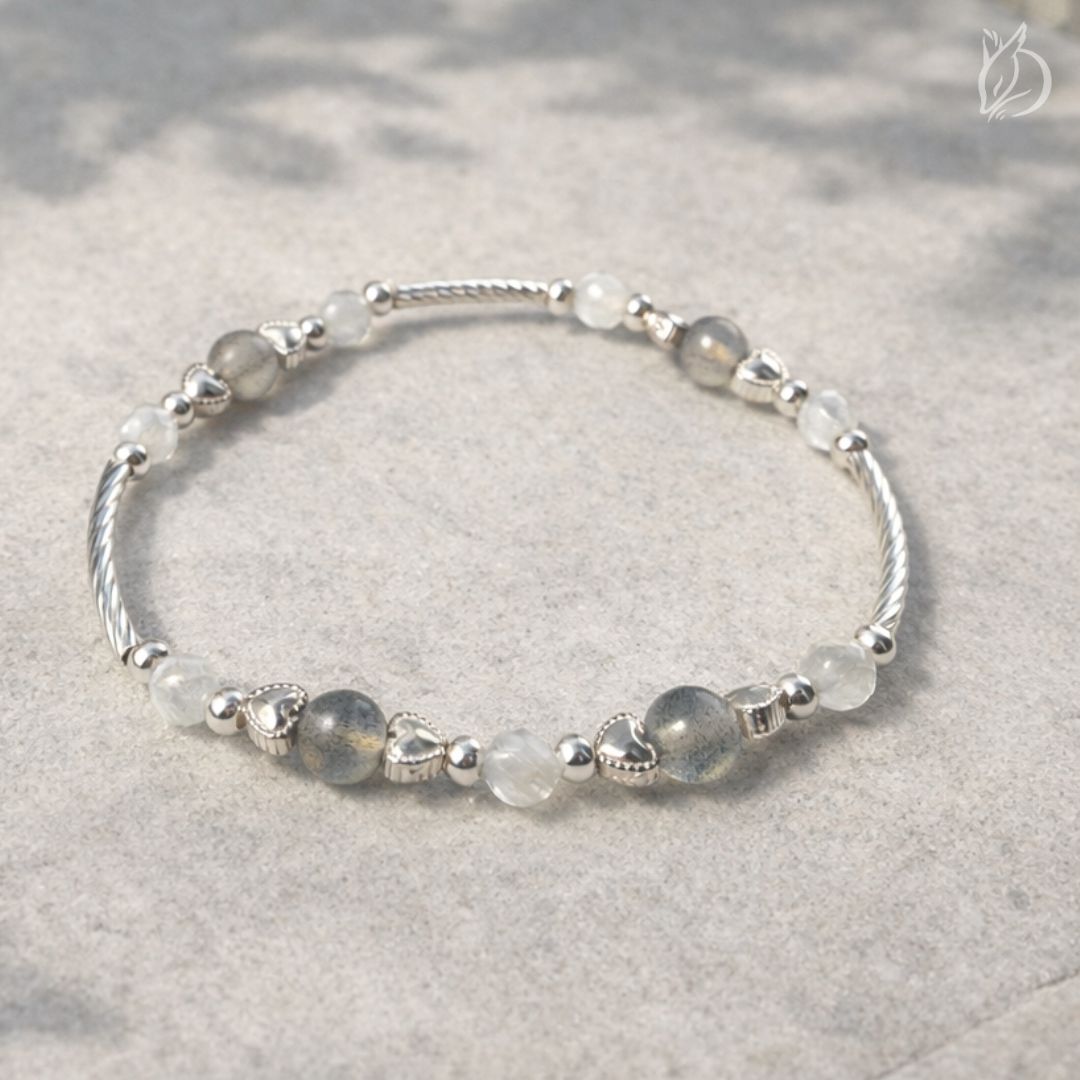 「引韁・寅虎」結合拉長石的靈魂洞察與月光石的溫柔修復。