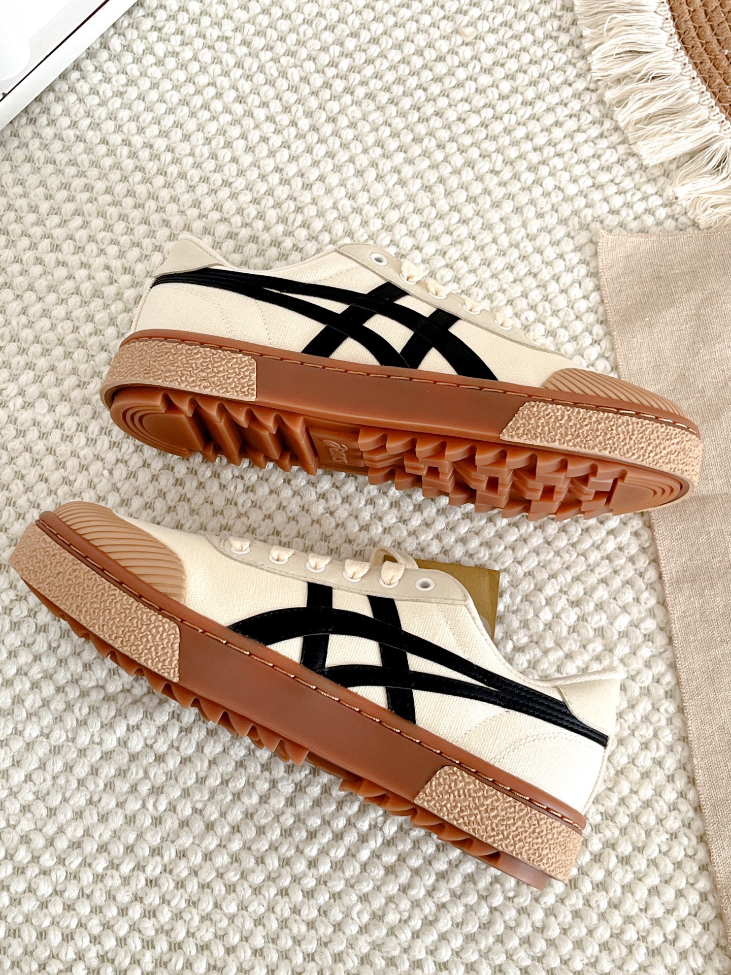 代購-ASICS Gel-Court Trail 帆布 圓頭系帶 低幫 板鞋 米白焦糖底黑拼接 男女同款 1203A146-021