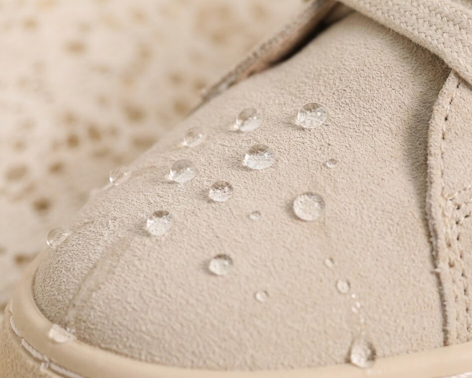 Sanly Joy 萌萌真皮懶人鞋防潑水實測，採用 3M 專利技術讓水珠滾落不滲透，有效防止皮革受潮發霉，是台灣雨季與潮濕氣候必備的好清潔真皮休閒鞋推薦。