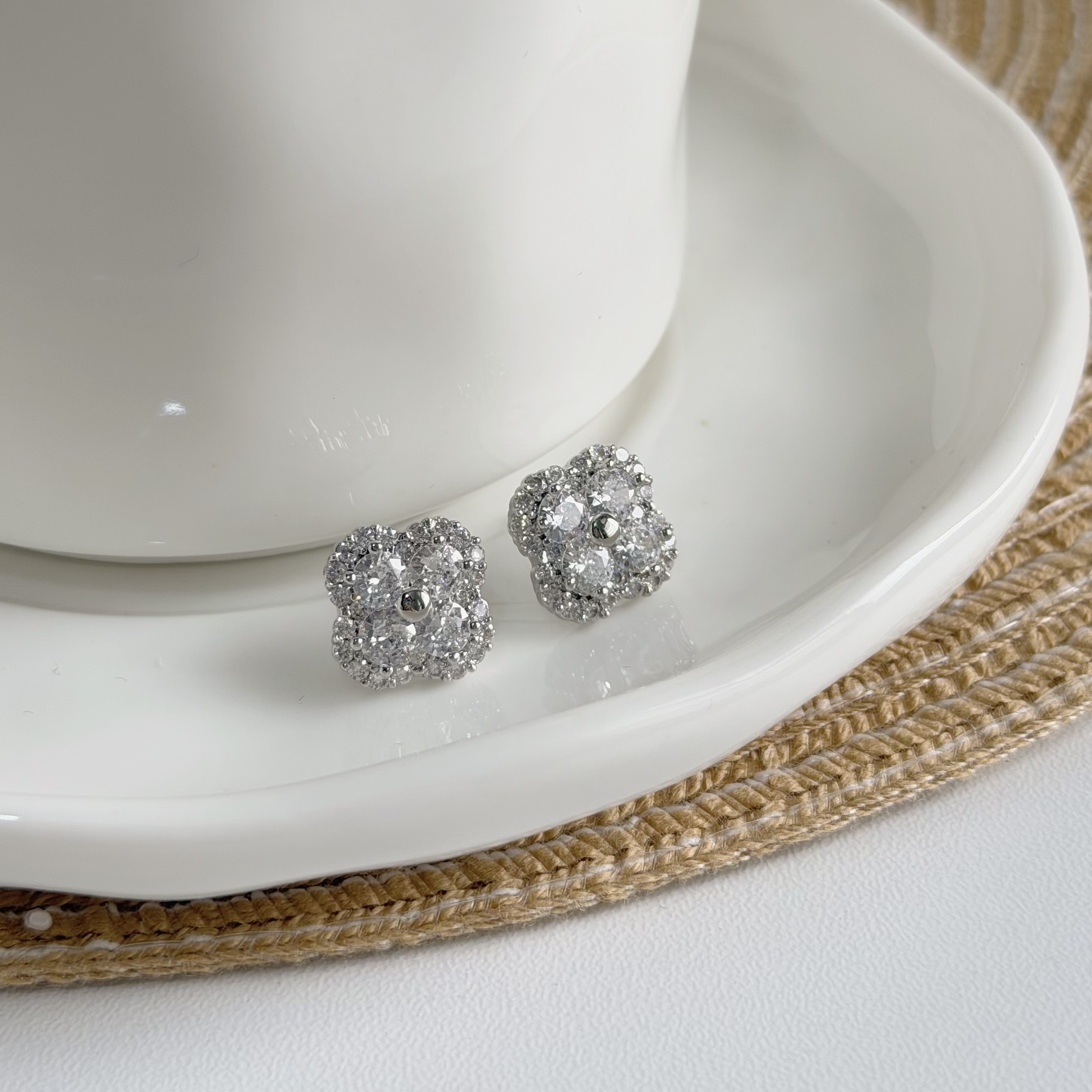 A196鋯石滿鑽四葉草耳針