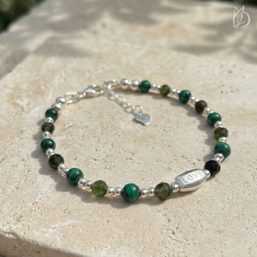 「絕塵・巳蛇」結合孔雀石的轉化力量與綠碧璽的財富續航。