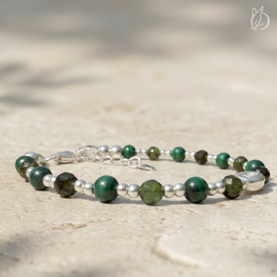 「絕塵・巳蛇」結合孔雀石的轉化力量與綠碧璽的財富續航。