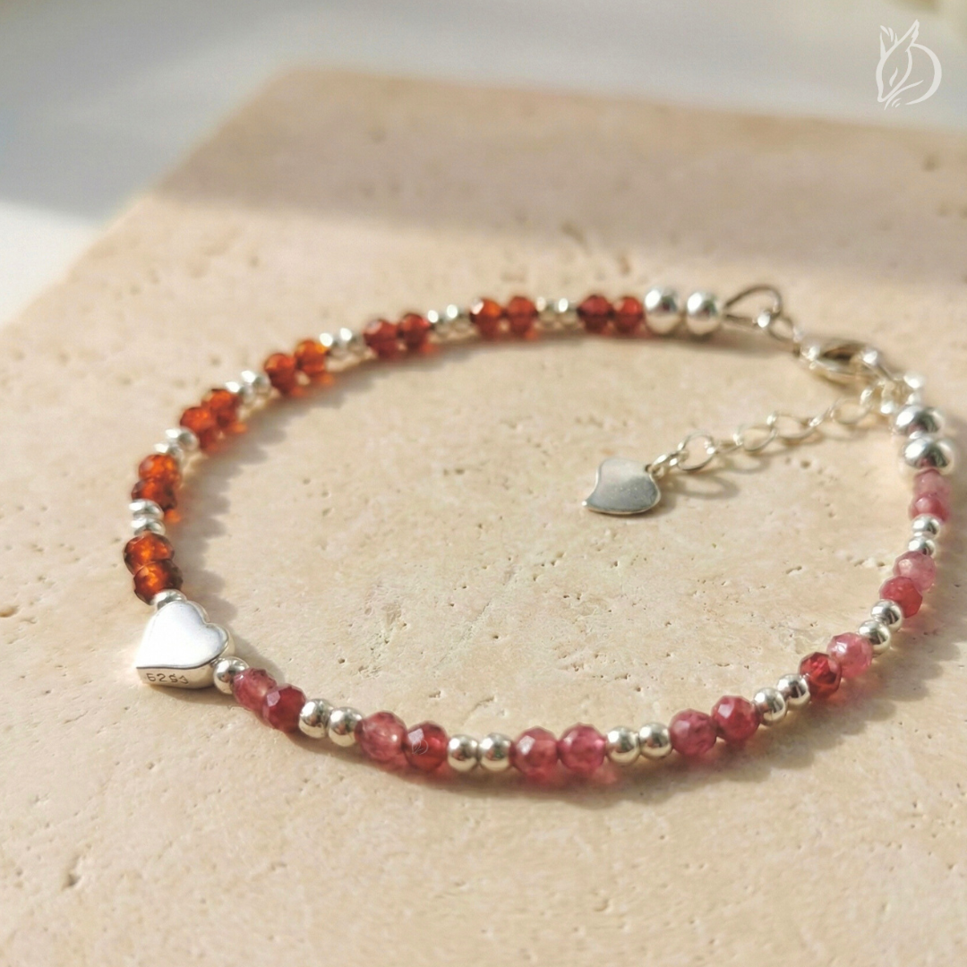 「絕塵・午馬」結合紅碧璽的爆發力與橙石榴的持久熱情，助你將爆發的熱情轉化為持久的燃料，跑出一場漂亮的年度馬拉松。