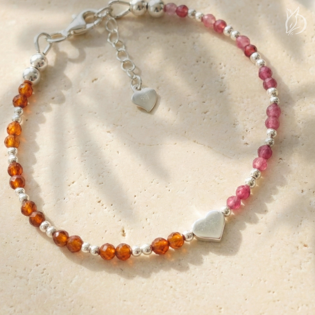 「絕塵・午馬」結合紅碧璽的爆發力與橙石榴的持久熱情，助你將爆發的熱情轉化為持久的燃料，跑出一場漂亮的年度馬拉松。