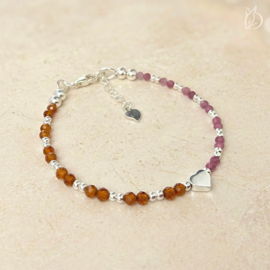 「絕塵・午馬」結合紅碧璽的爆發力與橙石榴的持久熱情，助你將爆發的熱情轉化為持久的燃料，跑出一場漂亮的年度馬拉松。