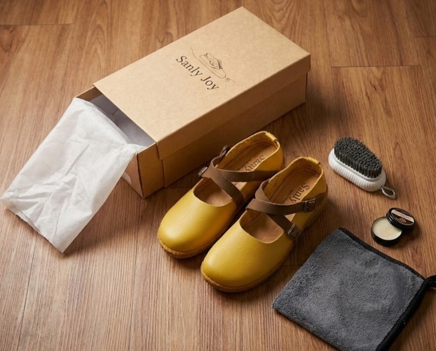 真皮鞋基礎保養工具組推薦，包含鞋油、軟布與防塵袋，教導消費者正確收納日系娃娃鞋與萌萌懶人鞋，預防變形與受潮，是居家養護真皮女鞋的必備知識。