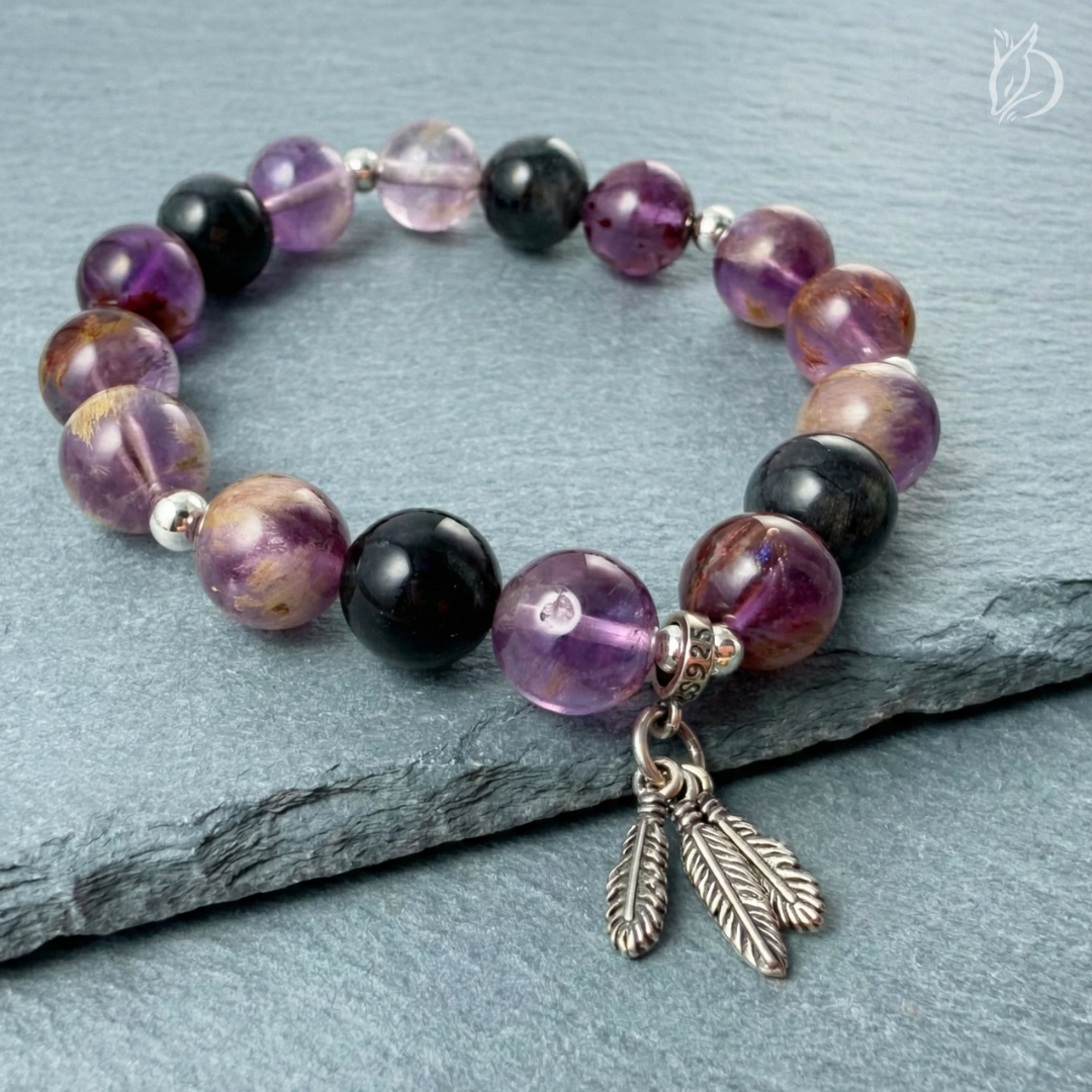 「絕塵・申猴」結合紫幽靈的沉澱智慧與藍髮晶的理性專注，助你過濾雜念，看準了就定下來。