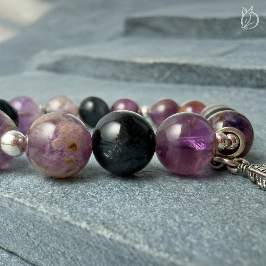 「絕塵・申猴」結合紫幽靈的沉澱智慧與藍髮晶的理性專注，助你過濾雜念，看準了就定下來。