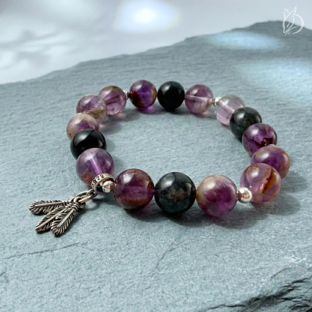 「絕塵・申猴」結合紫幽靈的沉澱智慧與藍髮晶的理性專注，助你過濾雜念，看準了就定下來。