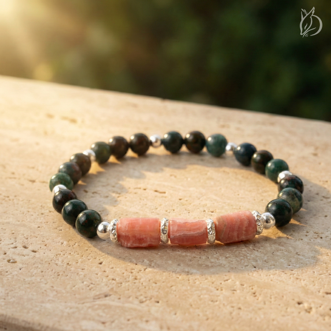 「引韁・亥豬」結合雞血石的血性勇氣與紅紋石的溫柔修復。