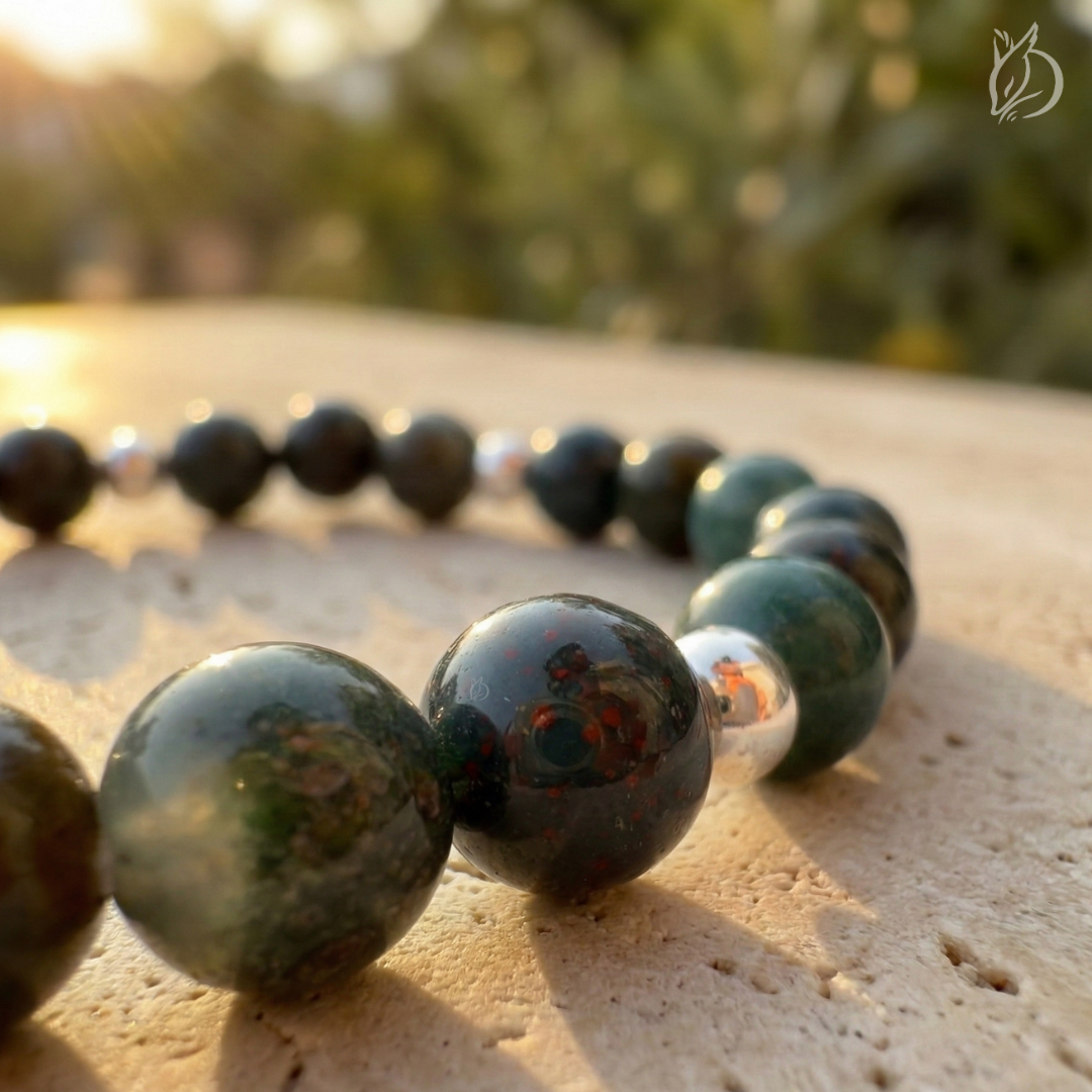 「引韁・亥豬」結合雞血石的血性勇氣與紅紋石的溫柔修復。