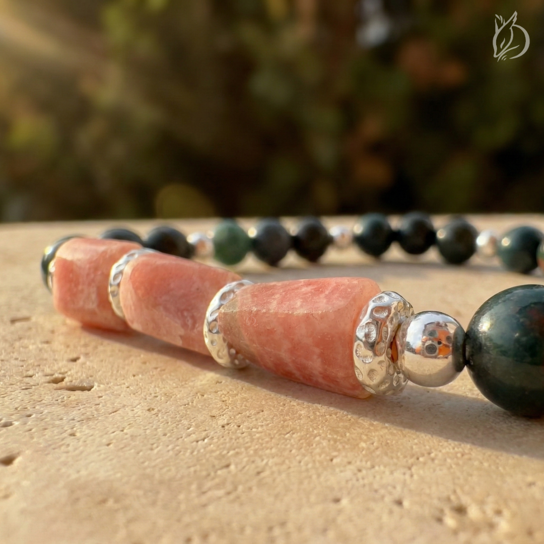 「引韁・亥豬」結合雞血石的血性勇氣與紅紋石的溫柔修復。