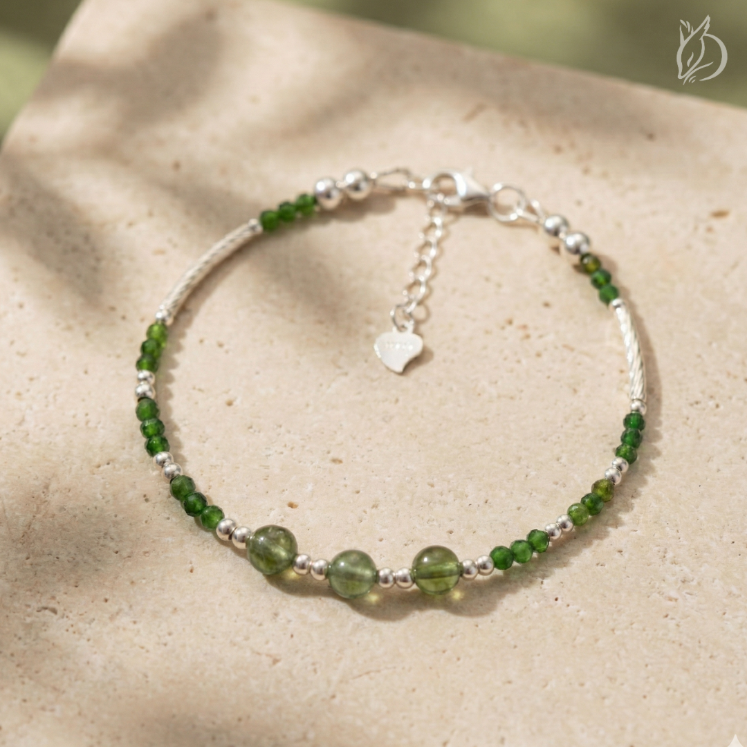 「絕塵・亥豬」結合綠磷灰石的更新能量與透輝石的行動療癒，助你釋放舊習慣。