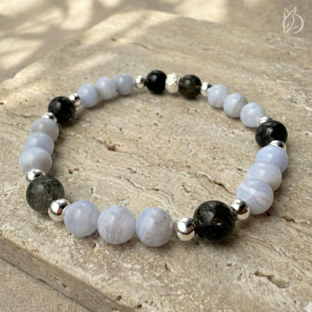 「引韁・申猴」結合黑髮晶的避是非與藍紋瑪瑙的柔和溝通。