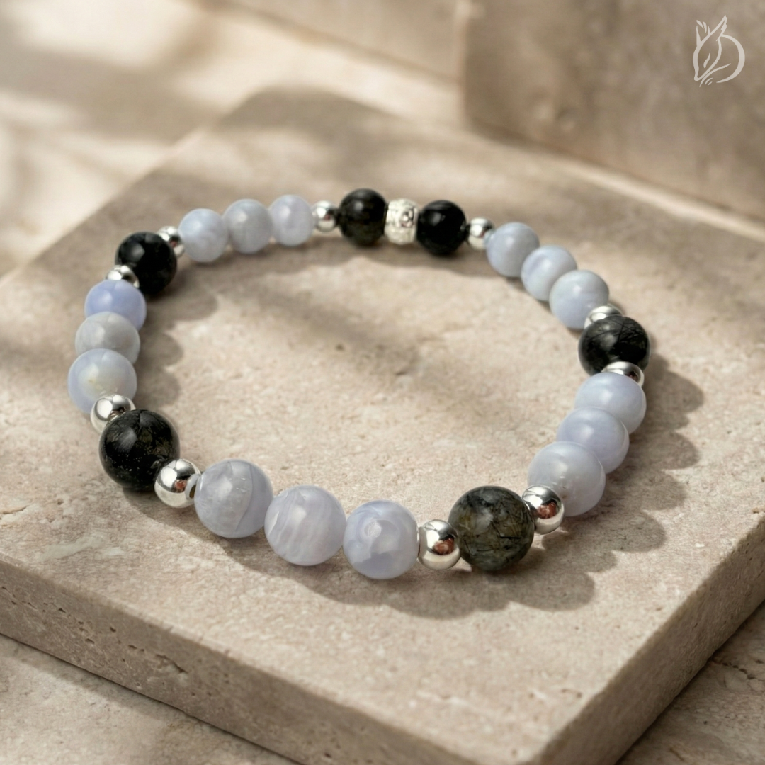 「引韁・申猴」結合黑髮晶的避是非與藍紋瑪瑙的柔和溝通。