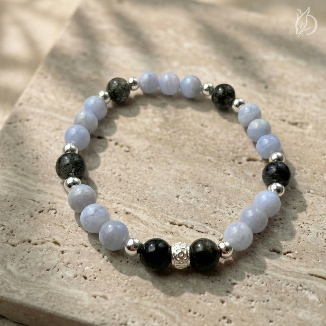 「引韁・申猴」結合黑髮晶的避是非與藍紋瑪瑙的柔和溝通。