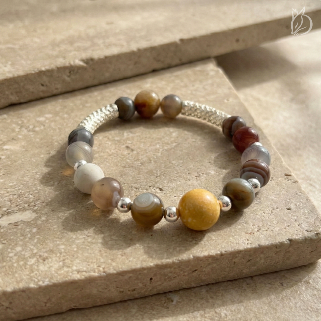 「引韁・酉雞」結合波斯瑪瑙的大地穩定與菊花玉的自然綻放。