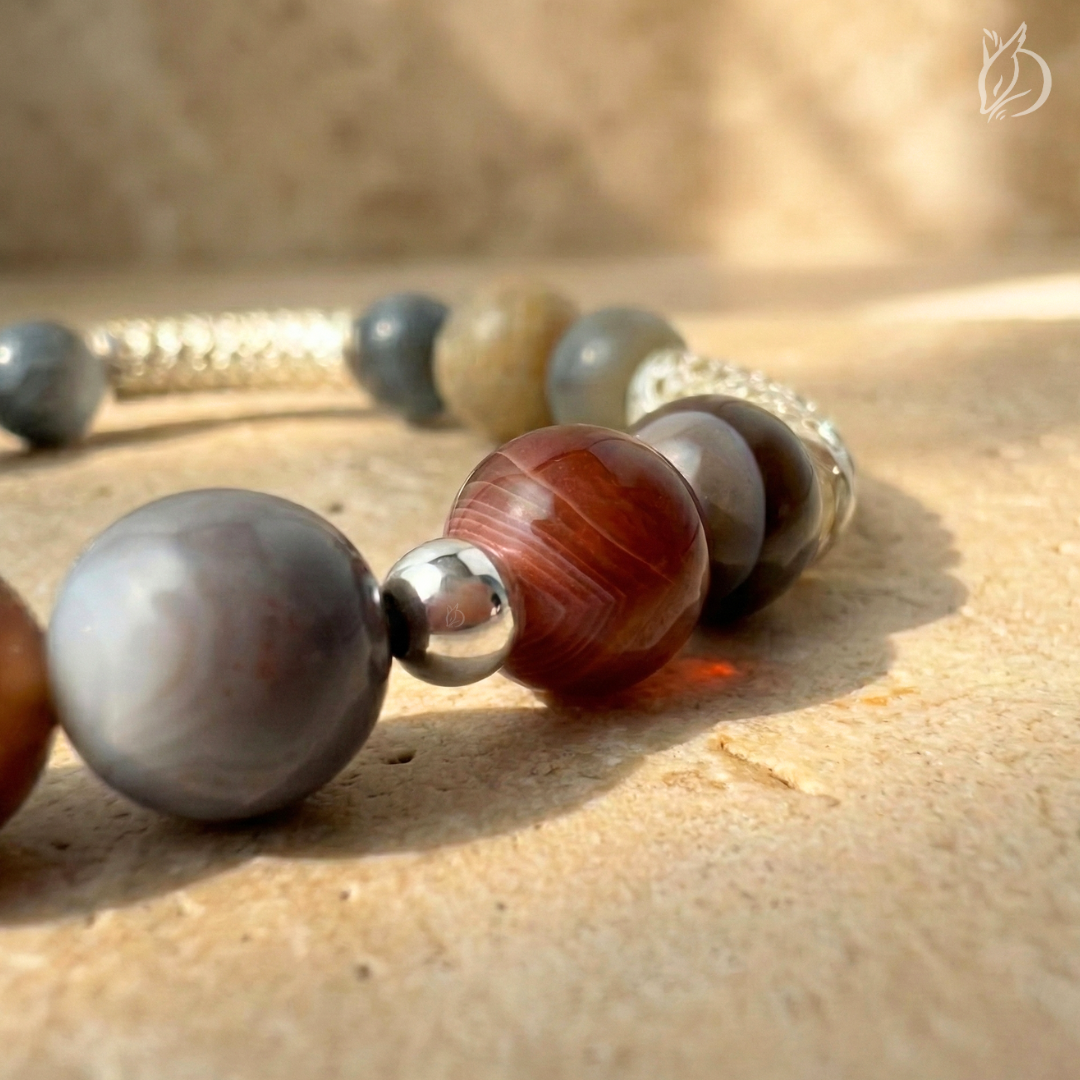 「引韁・酉雞」結合波斯瑪瑙的大地穩定與菊花玉的自然綻放。