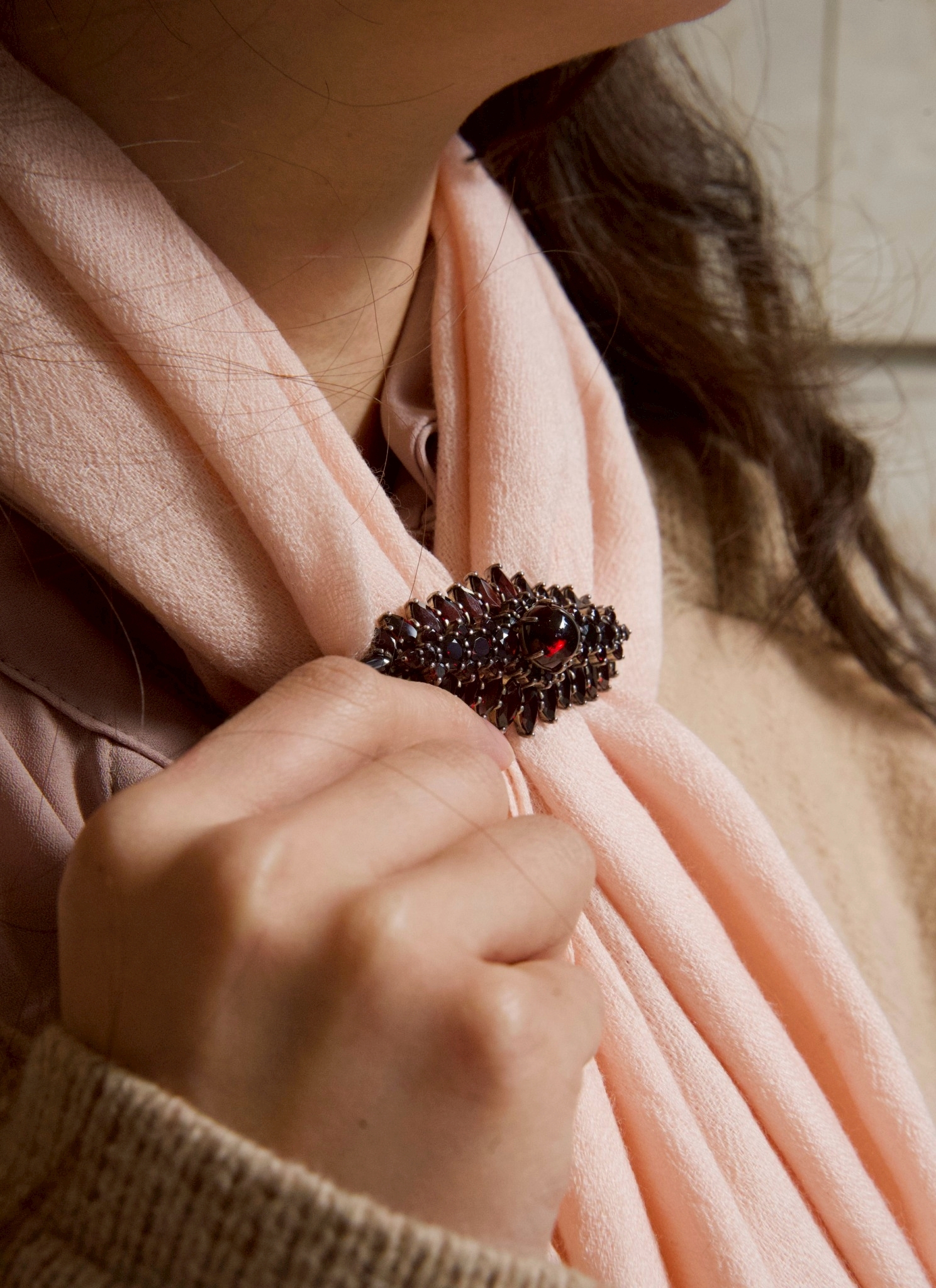 石榴石領結胸針(OP0638)