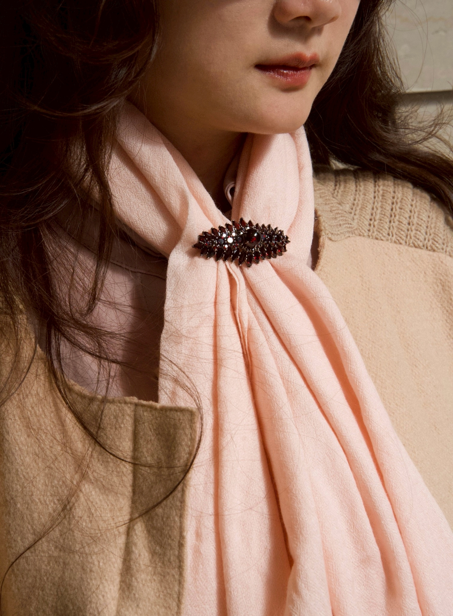 石榴石領結胸針(OP0638)