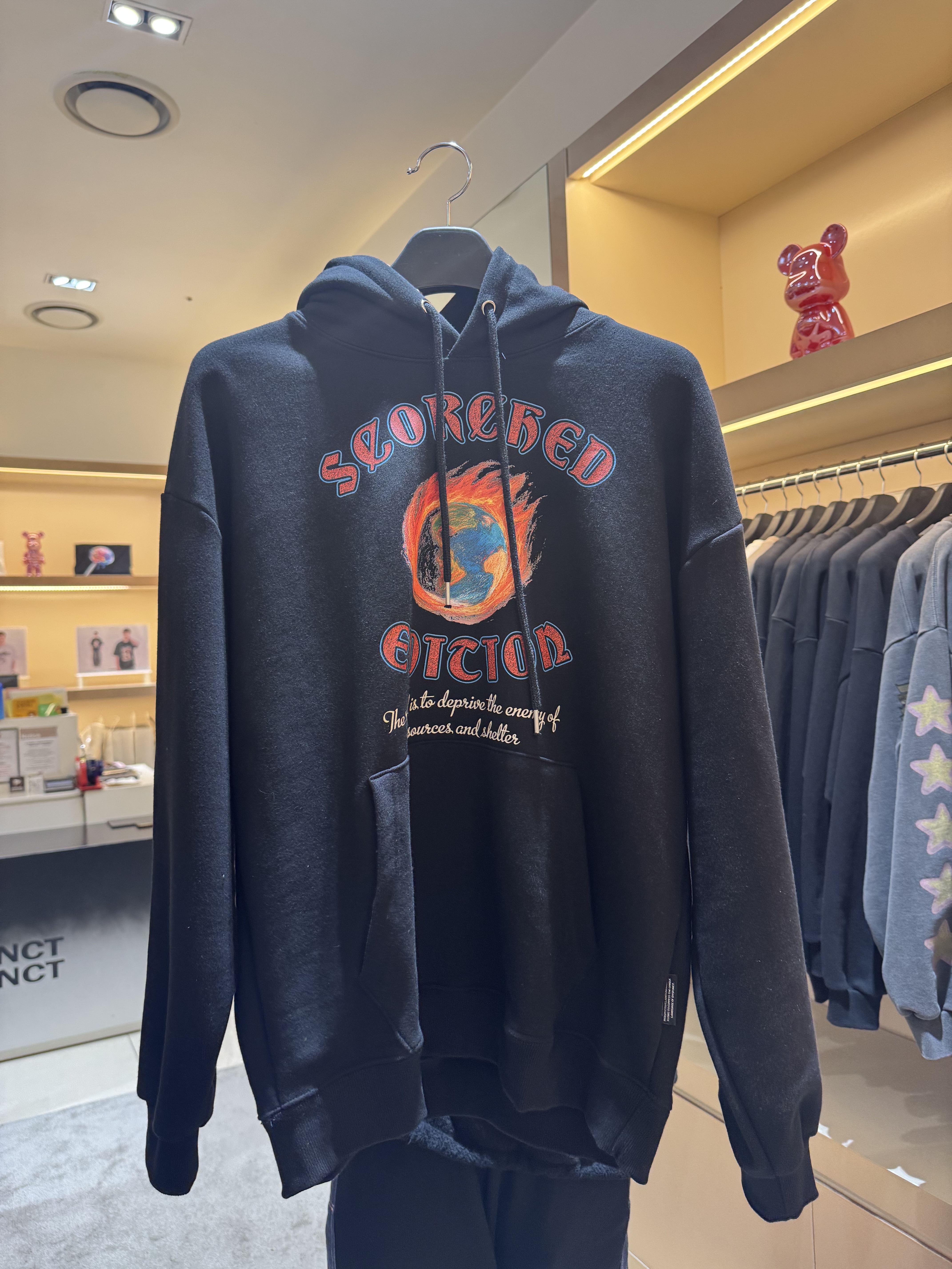 A1DY08 地球衛衣*黑色