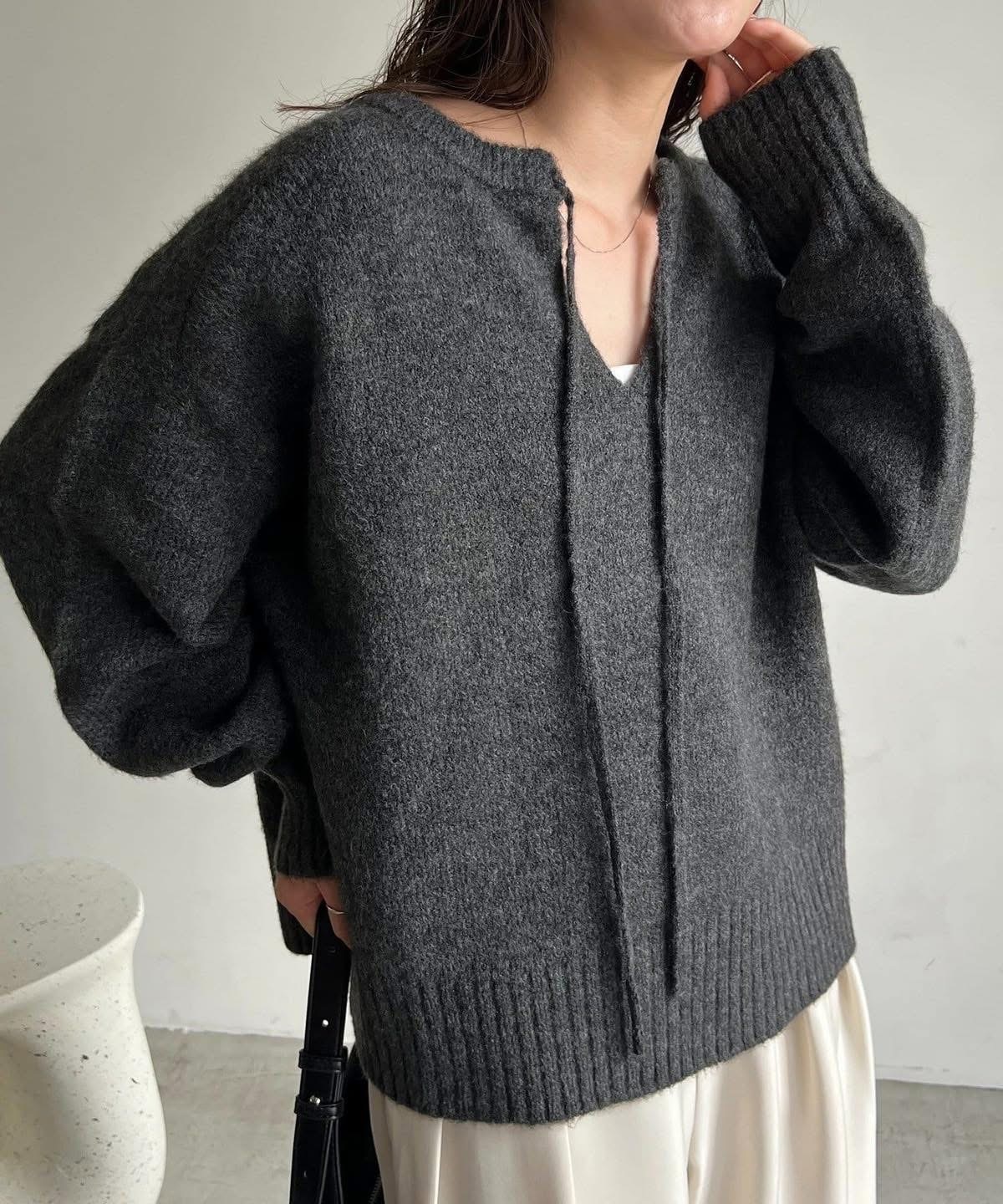 CAPRICIEUX LE'MAGE(カプリシュレマージュ)  【前後2WAY】もちふわ2WAYスキッパーニット炭灰（LEZ1052405A0001）