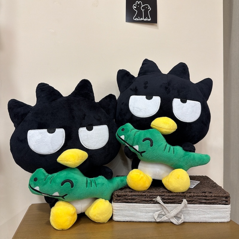 《01055》酷企鵝抱著鱷魚大玩偶/12吋