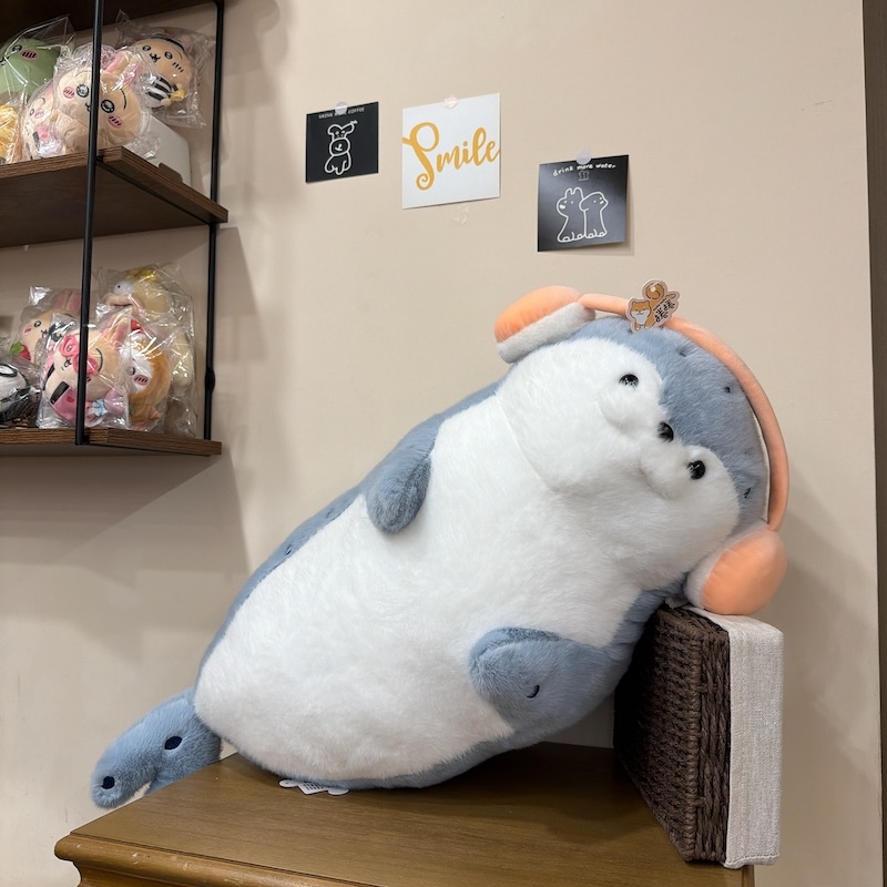 《01057》軟萌海豹戴耳機大玩偶/16吋