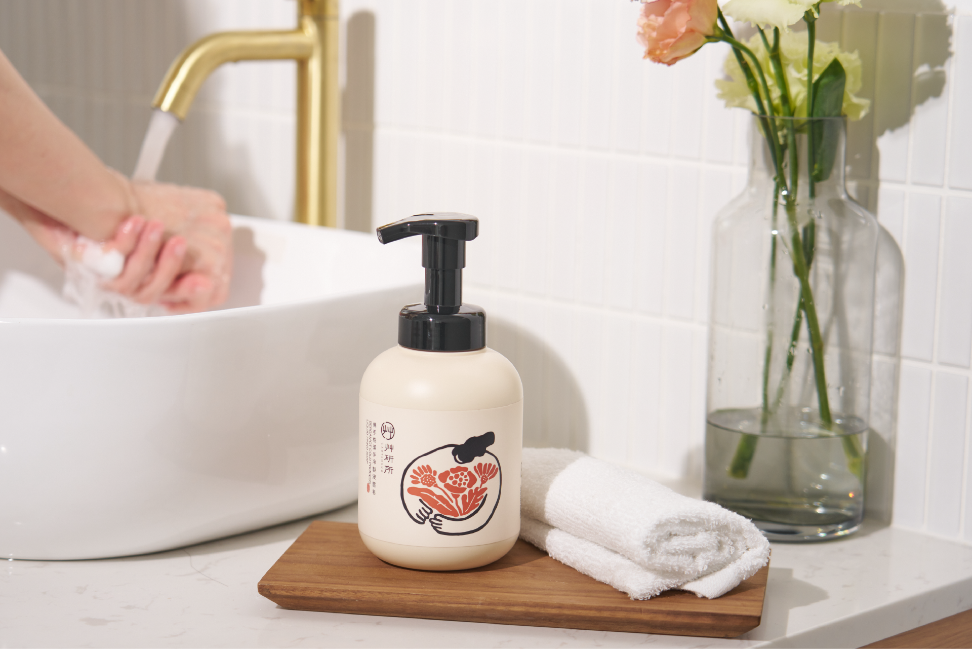 艸研所佛手柑冷製液態皂產品情境圖 - 天然精油洗手慕斯