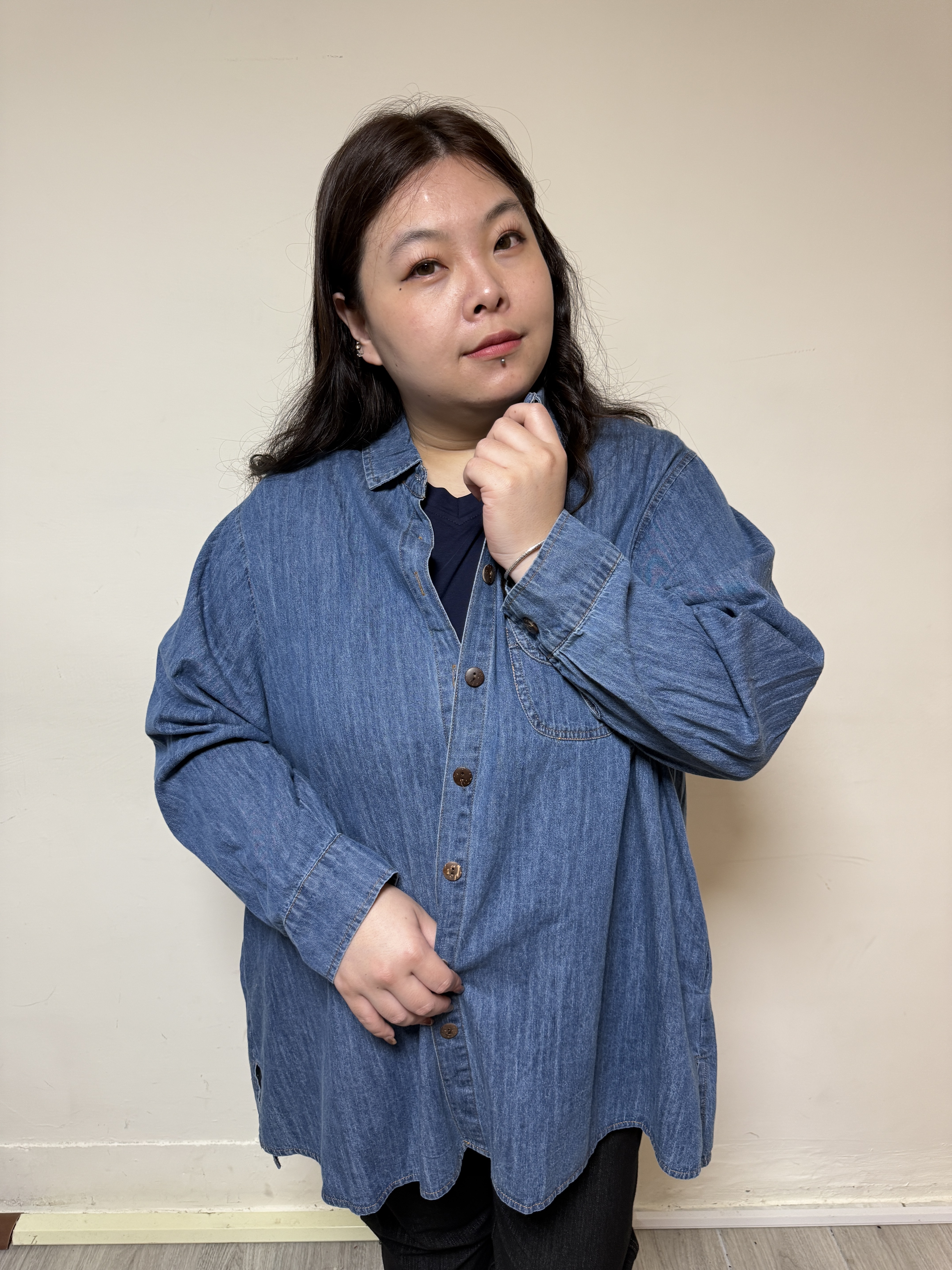 [53吋、56吋] - 純棉牛仔外套 - 素面鈕扣設計[25033] - 亮亮大尺碼