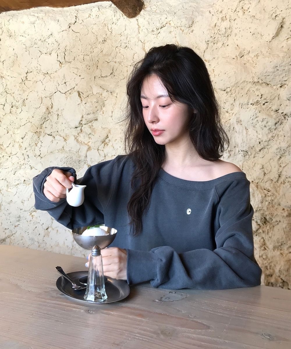 現貨 韓國 Letter From Moon 趙露思同款 許我耀眼 斜肩 大學T 碳灰色