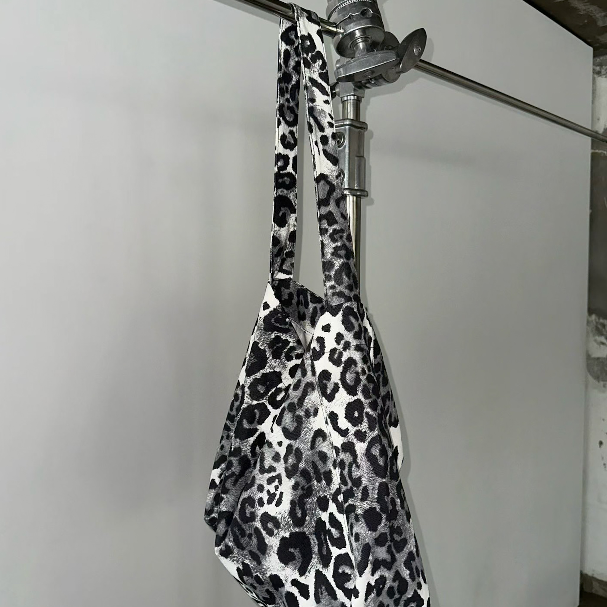 JS10 可斜背寬帶豹紋包(灰/米，無折扣)