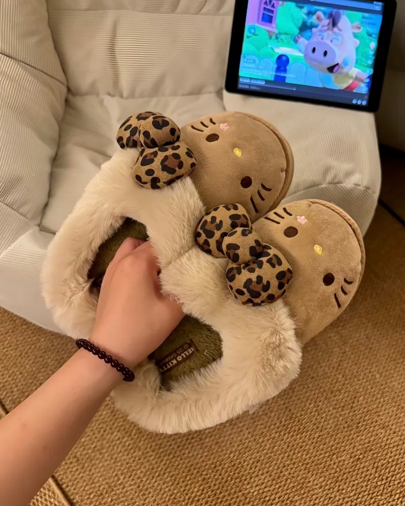 <正版授權✨>三麗鷗 Hello Kitty 豹紋 蝴蝶結 保暖 室內 毛絨拖 3色