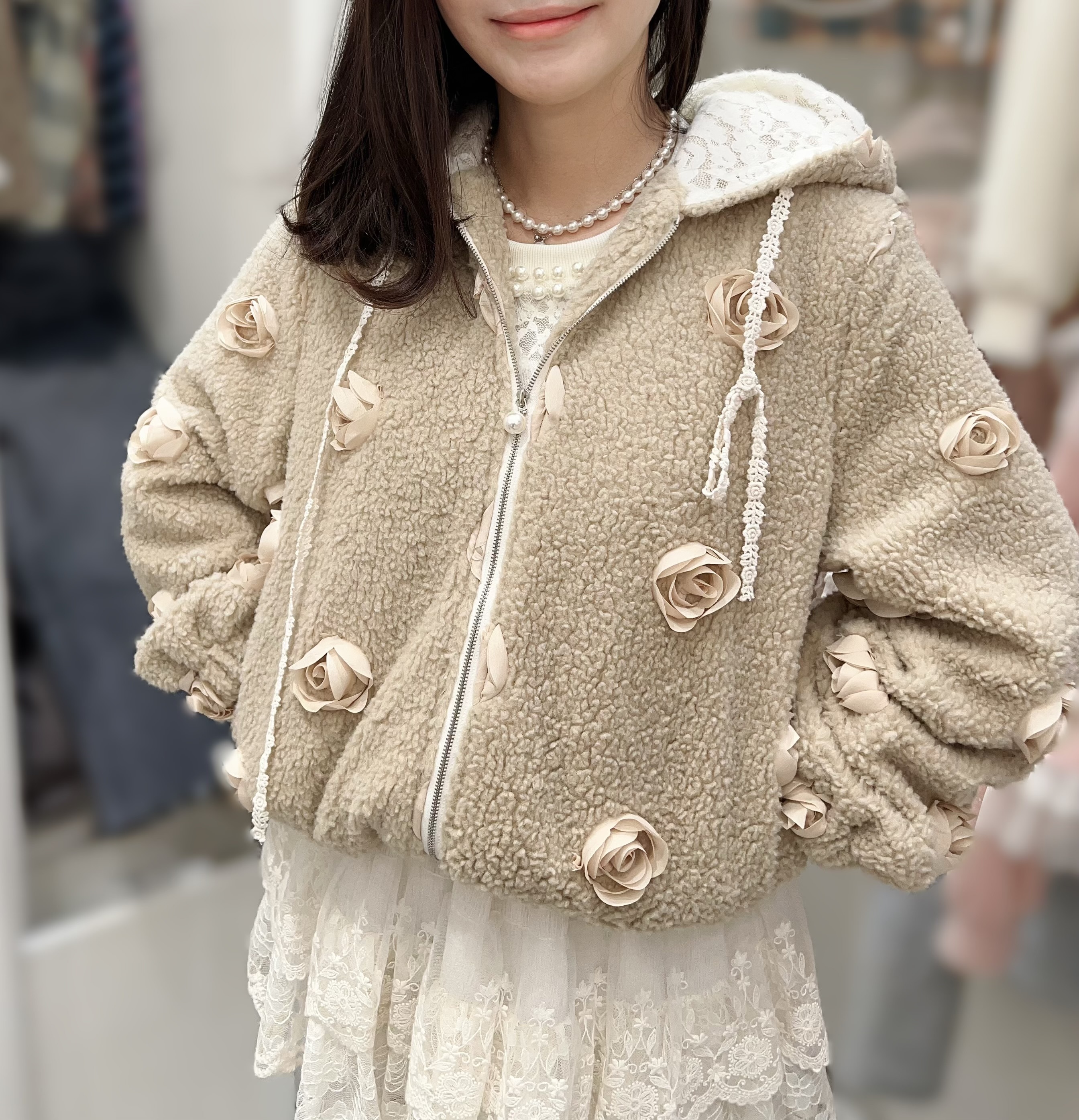 Y97   羊羔毛立體花   胸42-47  長21  原價 $669[一口價 ] 有帽  羊毛30%