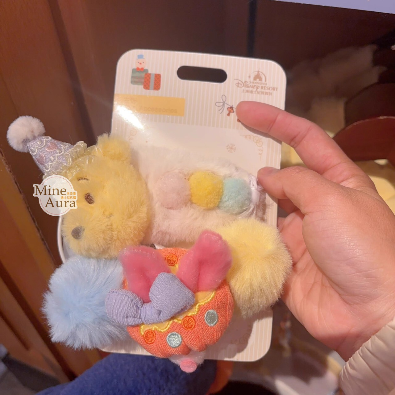 2025 冬日 小熊維尼和朋友們系列 小熊維尼 Winnie the Pooh 絨毛大頭造型 髮束 大腸圈 髮飾 2入組 -上海迪士尼樂園