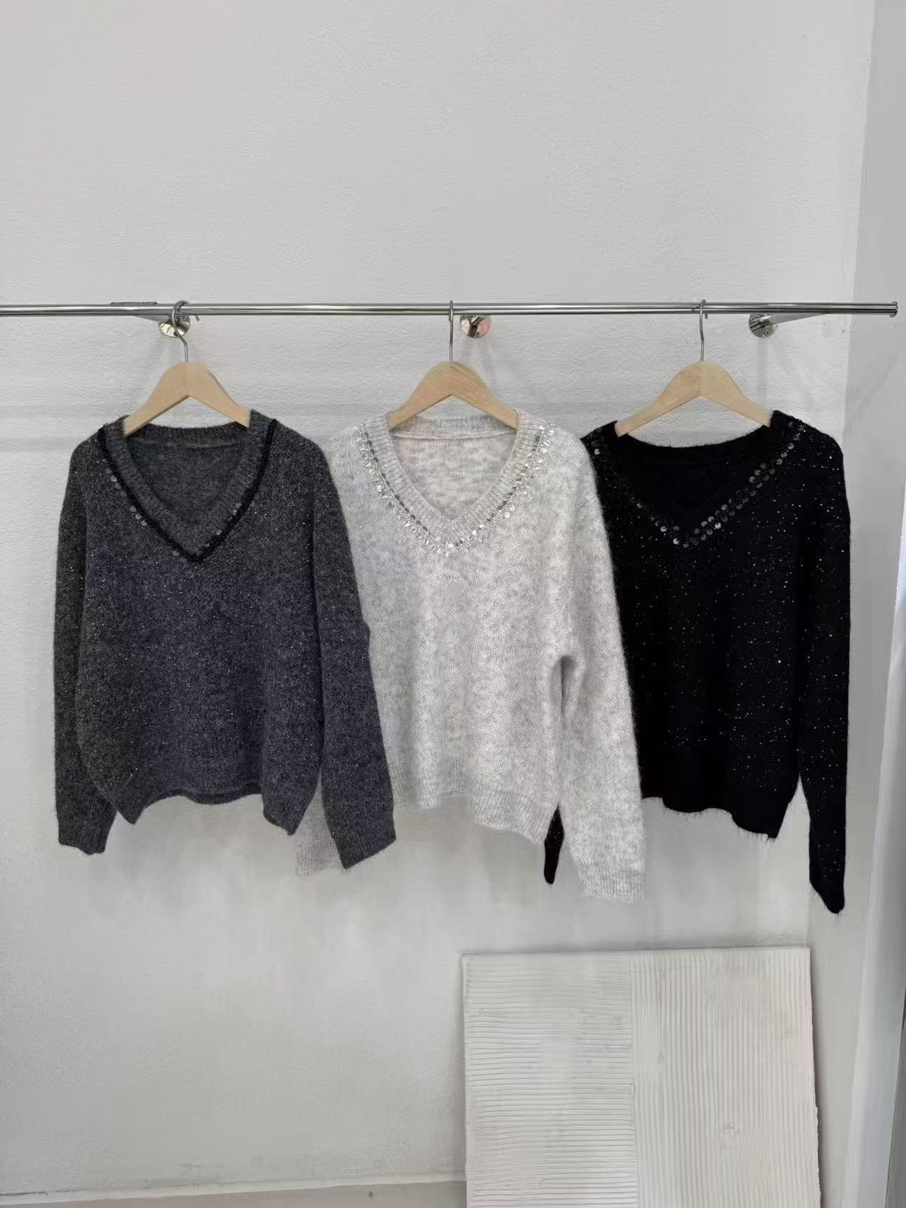 A1MO13 V領閃片冷衫*3色