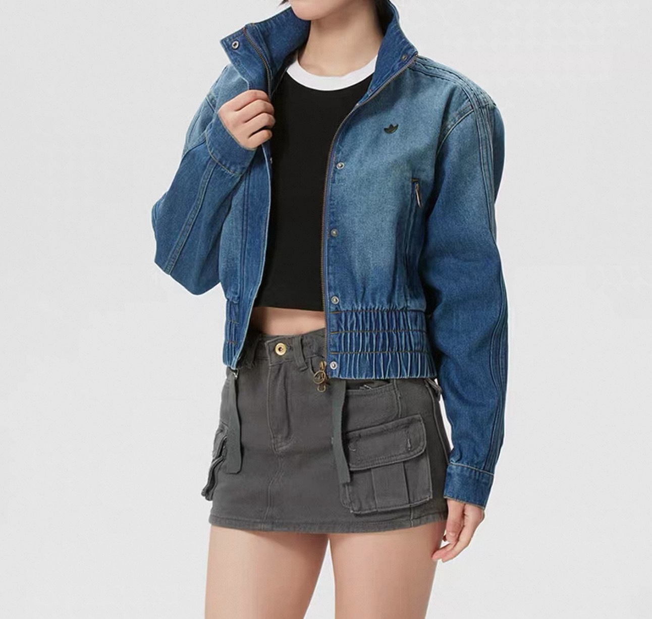 【Luxury】ADIDAS 愛迪達 三葉草 時尚休閒牛仔夾克 牛仔外套 縮口 彈性 拉鍊外套 鈕扣造型 KE1072 / KD3918